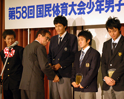 県高体連部長・伊藤清春氏より
選手・スタッフ全員に記念品が授与される